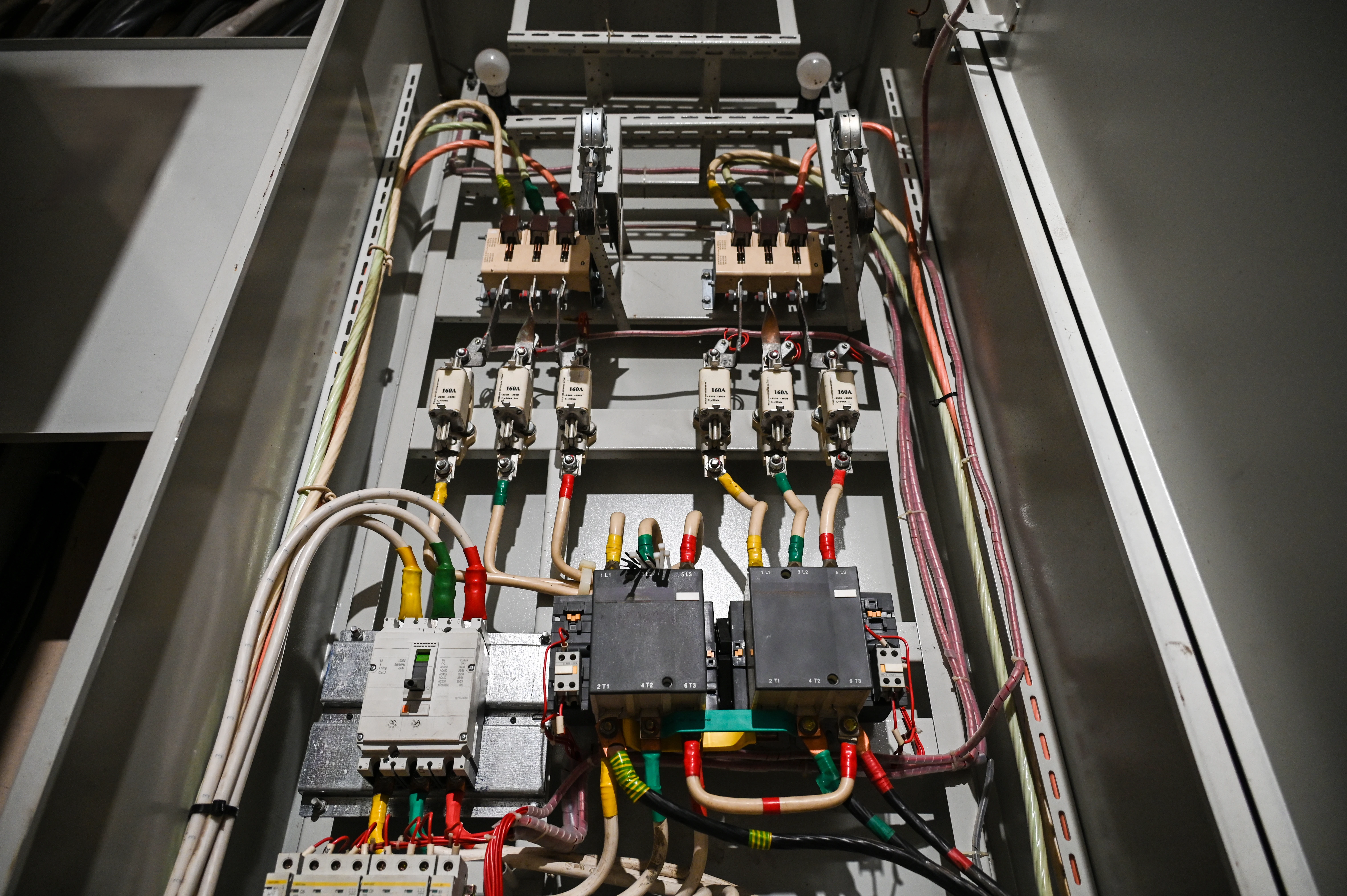 A bunch of wires and wires in a box.